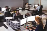 На рисунке показаны работающие люди, для которых отопление в офисе может стать проблемой На рисунке показаны работающие люди, для которых отопление в офисе может стать проблемой