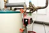 Старый котел символизирует замену на новый масляный радиатор Старый котел символизирует замену на новый масляный радиатор