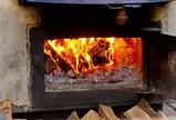 Старая печь, символизирующая дровяные котлы