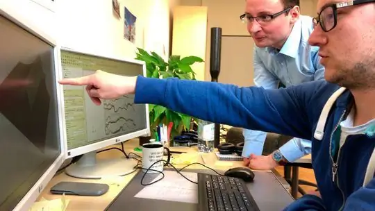 Клеменс Циммерлинг (слева) и Джулиан Сеуферт изучают в Институте технологий транспортных средств в KIT, как можно использовать машинное обучение для оценки технологичности компонентов