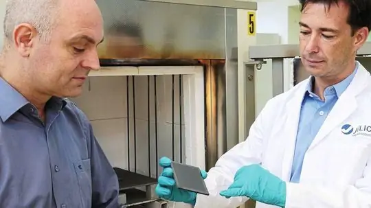 Профессор Вильгельм Альберт Мейленберг (слева) и доктор Фальк Шульце-Кюпперс (справа) с газоразделительной мембраной