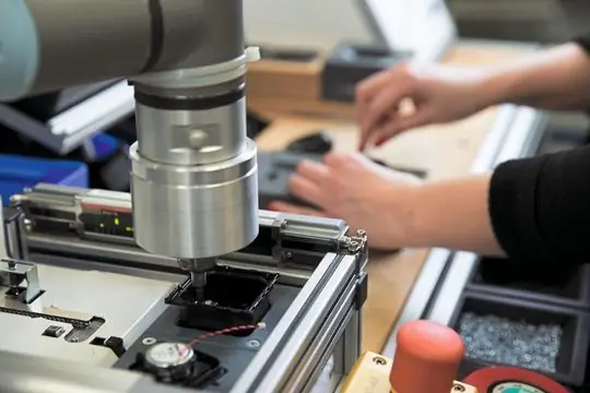 Совместные роботы используются не только для перемещения тяжелых грузов. Они также подходят для работ, требующих ловкости, таких как скручивание деталей