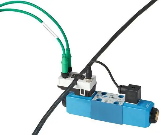 Подключение к системе связи Smart-Wire-DT осуществляется с помощью 5-контактных кабелей с разъемами M12 Подключение к системе связи Smart-Wire-DT осуществляется с помощью 5-контактных кабелей с разъемами M12