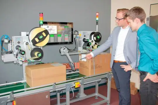 Александр Нагель из CAB (слева) и Гунтрам Штадельманн (справа) осматривают этикетировочную машину и соглашаются: светодиодная сигнальная башня Kombi-Sign 40 не только намного ярче, но и экономичнее, экономичнее и долговечнее