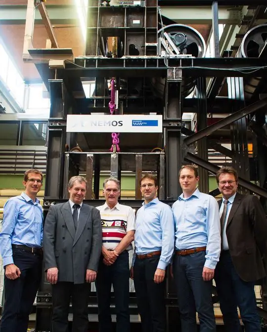 Экспериментальная установка волновой электростанции с (слева) Бенджамином Фридхоффом, профессором Хольгером Хиршем, доктором инж. Йорг Хонерла, Ян Пекольт, д-р инж. Александр Марта и проректор Томас Кайзер