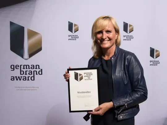Марион Зоммерверк, руководитель отдела корпоративных коммуникаций Weidmüller, получает награду немецкого бренда