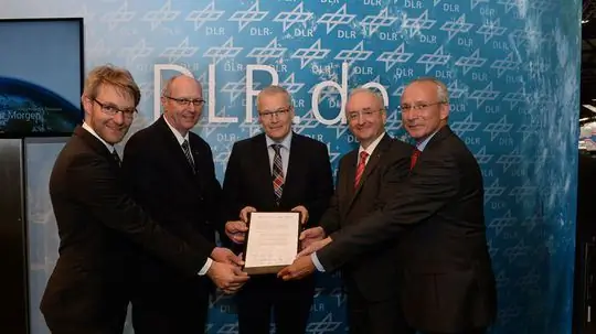 (слева направо) Олаф Кранц, сотрудник HGF по авиационным, космическим и транспортным исследованиям, Эндрю Андерсон, директор по технологиям Airbus Group, проф. Рольф Хенке, член совета директоров DLR по авиации, д-р Франк Антон, руководитель E-Aircraft Siemes и профессор Хайнц Фоггенрайтер, директор DLR-институтов по методам строительства и конструкционных технологий, а также по исследованию материалов