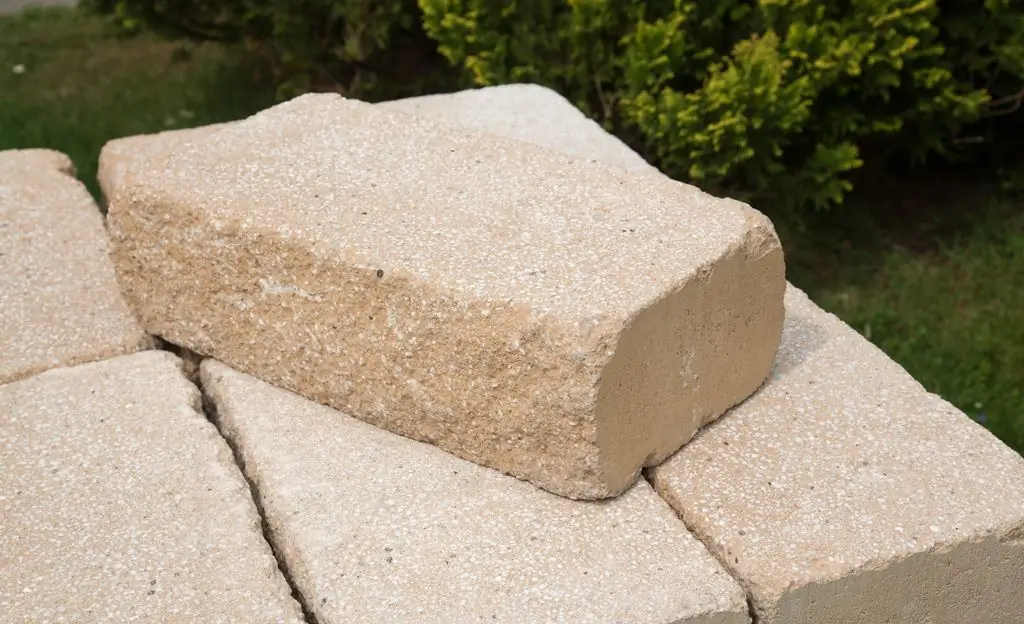 Каменная поднятая кровать