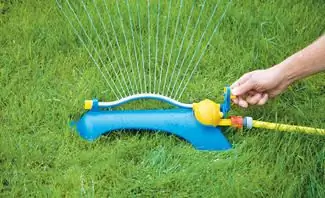 Поливайте газон