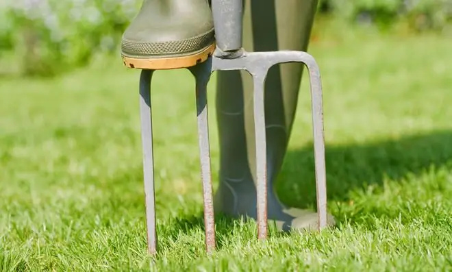 Проветрите газон