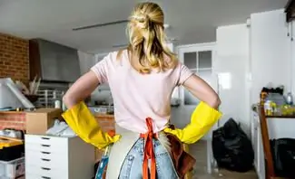 Женщина убирает
