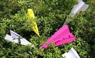 Сложите бумажный самолет