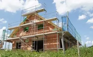 Строящийся дом с лесами