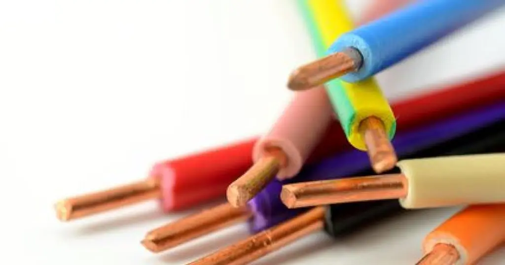 Электрические кабели и трубы: безопасная установка