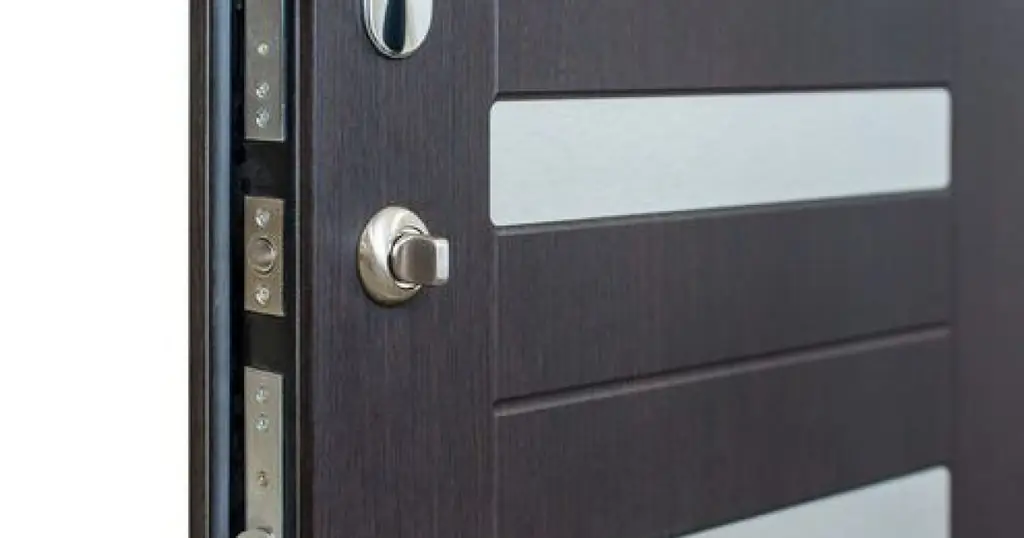 Жесткая дверь: как правильно ее выбрать ?