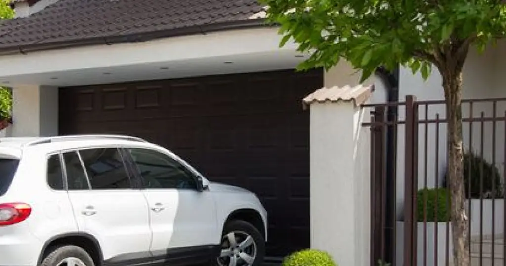 Автомобиль припаркован перед моим гаражом: что делать ?