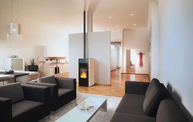 Эта эстетически привлекательная печь на пеллетах имеет отделку из каменных блоков и прекрасно впишется в вашу гостиную. &copy; Бризач