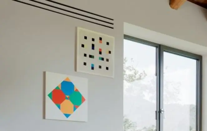 Эта дизайнерская печь привнесет в вашу комнату цвет и тепло. &copy; Сегин