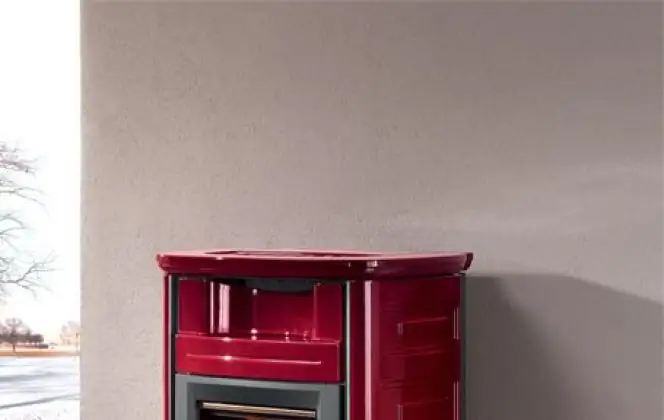 Эта привлекательная керамическая печь яркого цвета достойно нагреет вашу комнату. &copy; Сегин