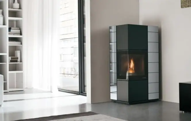 Эта очень дизайнерская и технологичная печь имеет ЖК-панель управления и пульт дистанционного управления: красиво и практично. &copy; Палаццетти