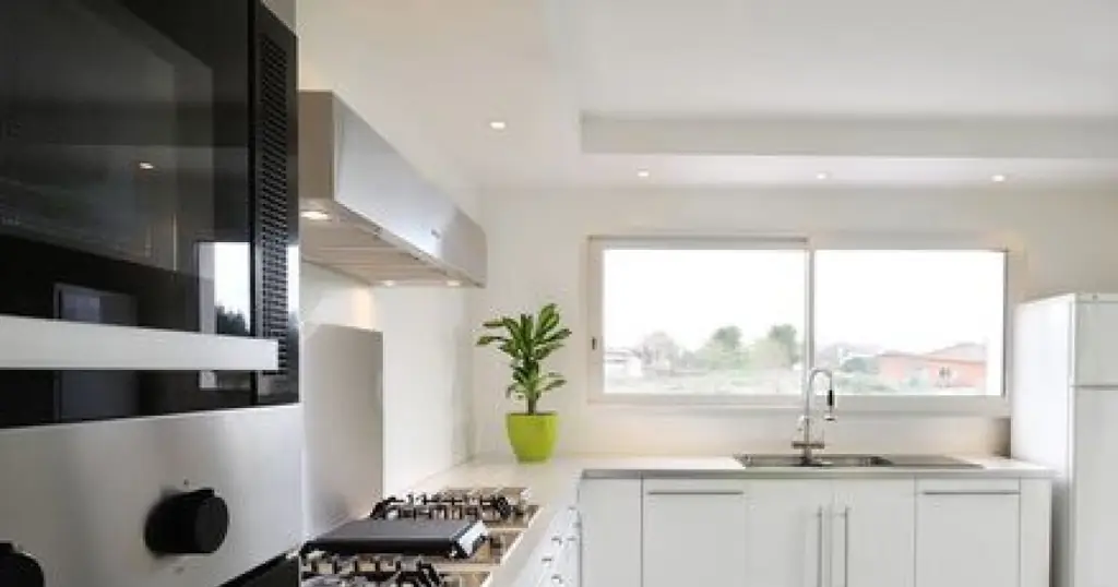 Кухни с бытовой техникой