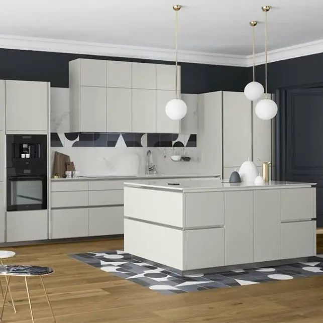 Шикарная кухня с оттенком мрамора