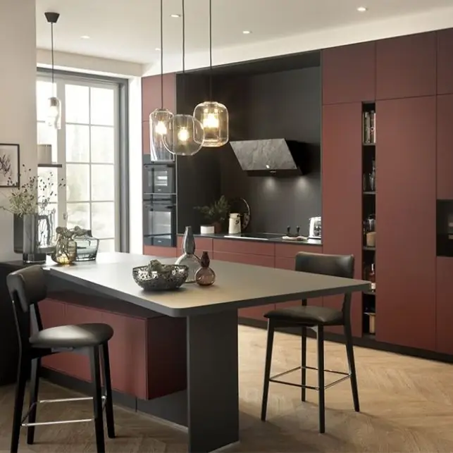 Красно-черная кухня с итальянской элегантностью