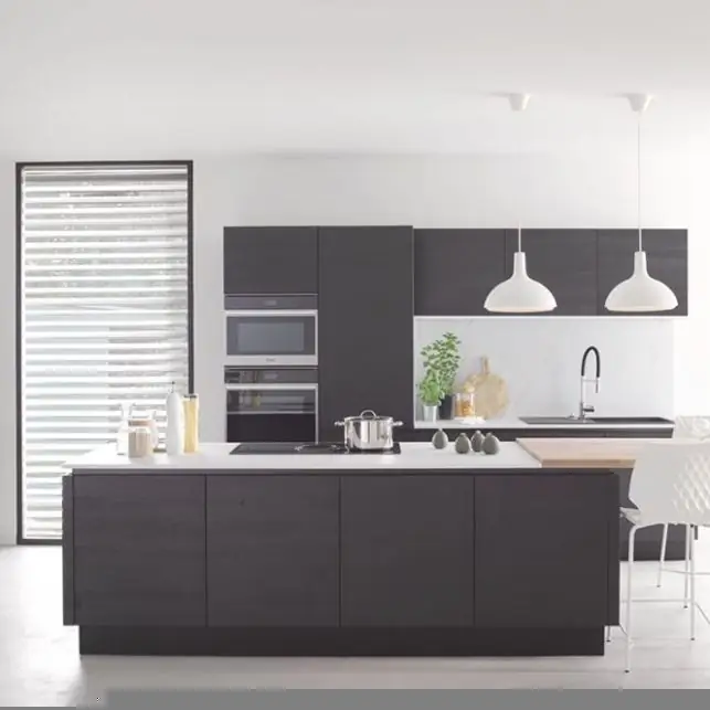 Дружелюбный и лаконичный центральный остров