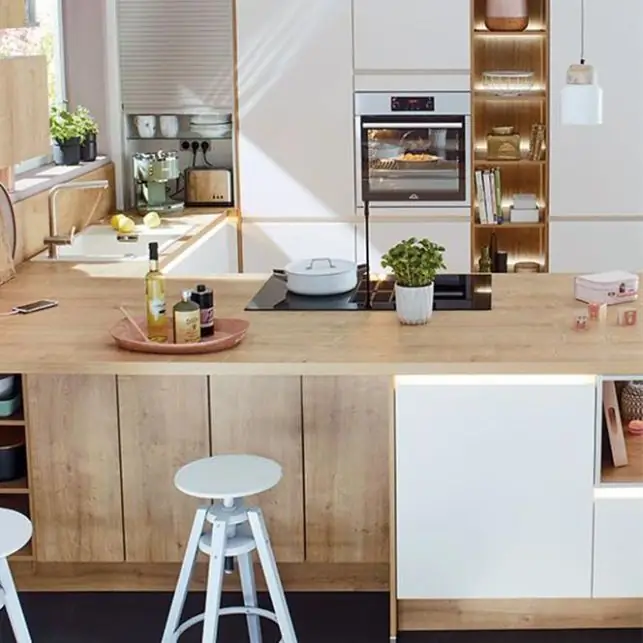 Натуральная кухня в белом цвете и дереве