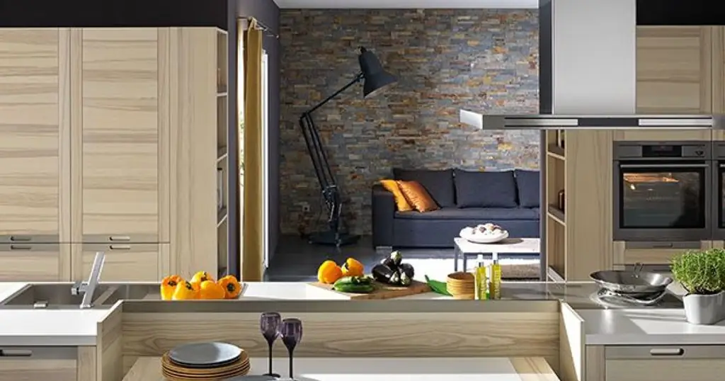 Открытая кухня с центральным островом: 8 примеров планировки для более уютного пространства