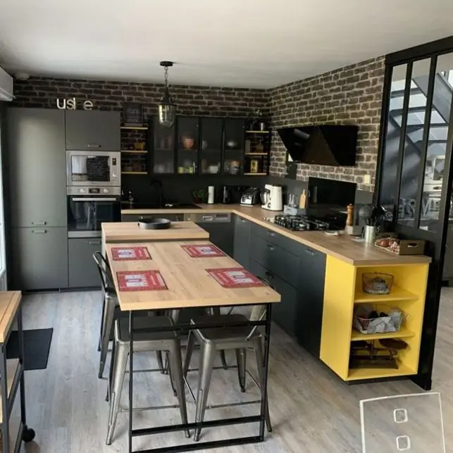 Индустриальная черно-желтая кухня