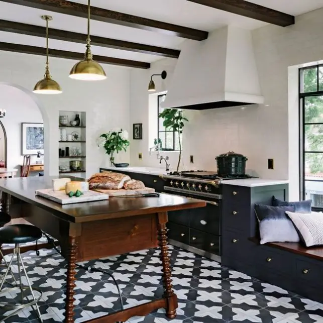 Традиционная черная кухня и цементная плитка