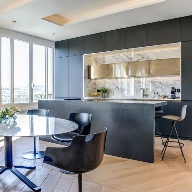 Роскошная кухня из черно-белого мрамора