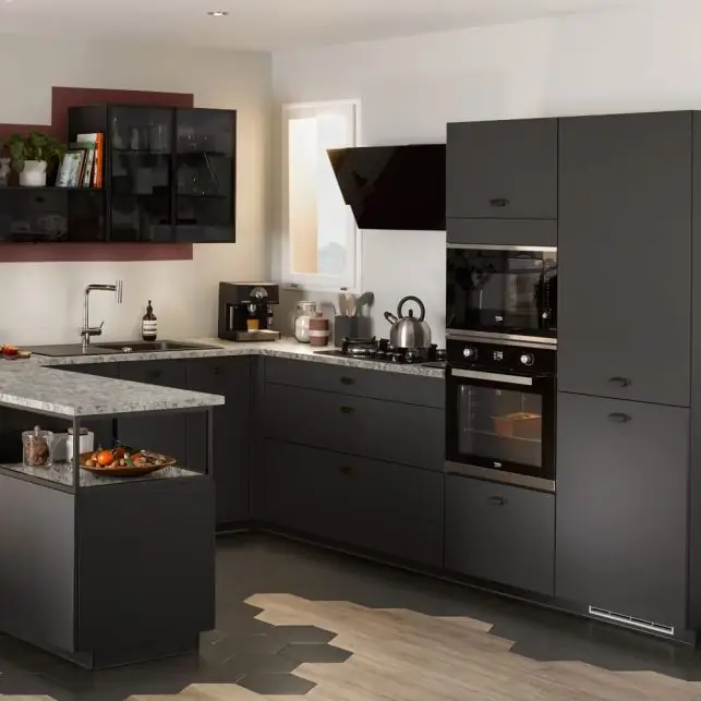 Графичная кухня в черном цвете