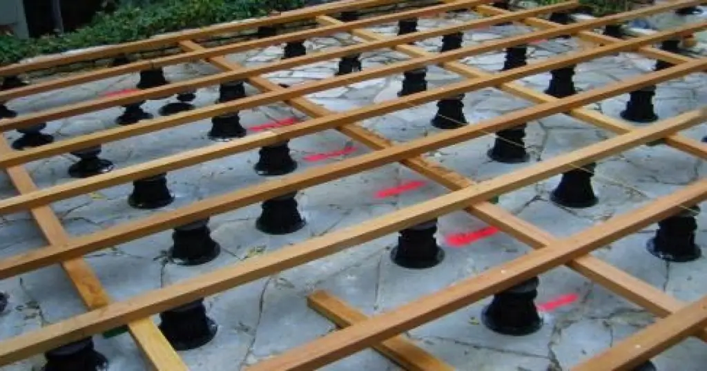 Строительство террасы: кладка постаментов