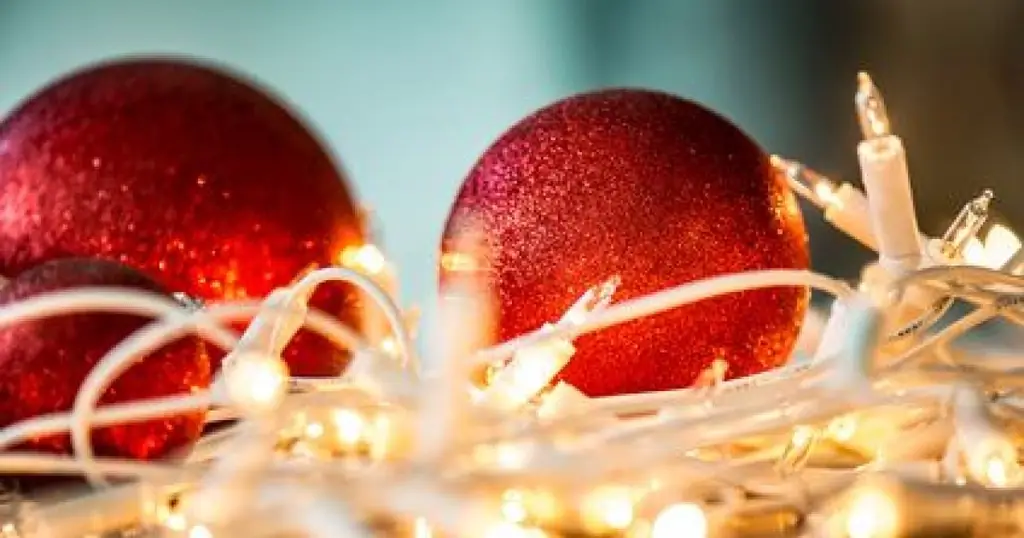Украсьте новогодние шары сами