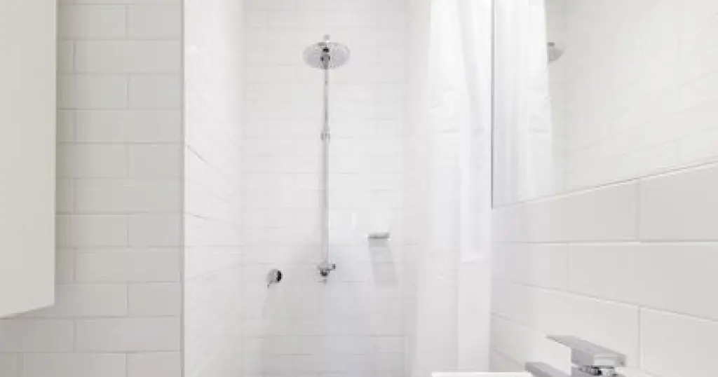 Тренд деко: плитка метро для ванной