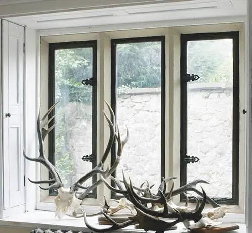 Черные оконные створки