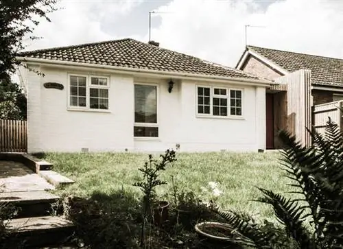 Дом с розовой дверью