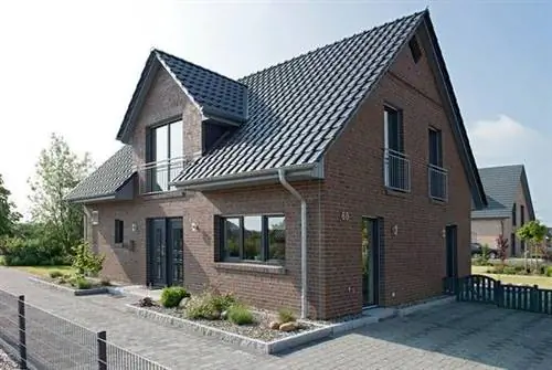 Скромный семейный дом с хорошим дизайном