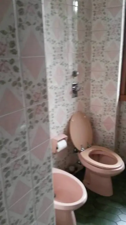 Типичная ванная комната 70-х становится современной и эффектной