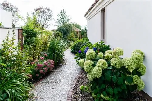 10 полезных идей, которые облегчат работу в саду