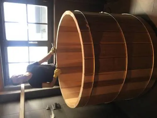 Элегантные омолаживающие гидромассажные ванны из натурального дерева на роскошном горнолыжном курорте