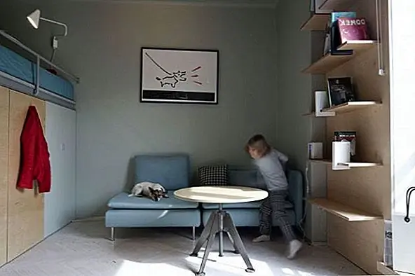 Кухня небольшая и часть открытого плана. Но здесь нет недостатка в подготовительном пространстве. Столешницу можно перевернуть, и она показывает раковину. Это очень практичный элемент. Там хранится хранилище. Подвесные полки отлично подходят для отображения и хранения вещей. Еще одна отличная вещь в этой квартире заключается в том, что она имеет многофункциональную мебель. Обеденный стол, например, можно опустить и превратить в кофейный столик. {Найден на Livinginashoebox и изображениях Gosia Gora}.