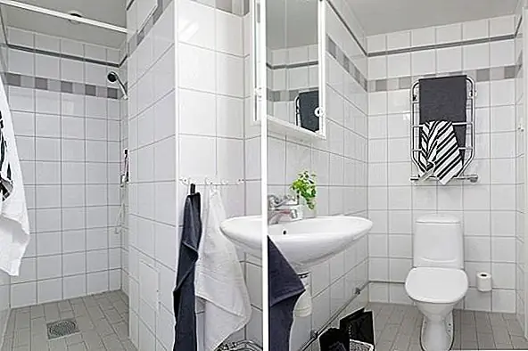 Спальня на самом деле не отдельная комната, а ниша в коридоре. Он небольшой, но имеет восхитительный декор. Это правда, что он выставлен, так как он находится рядом с входом, но поскольку это квартира с одним человеком, это не так уж плохо. {Найден на Alvhem}.