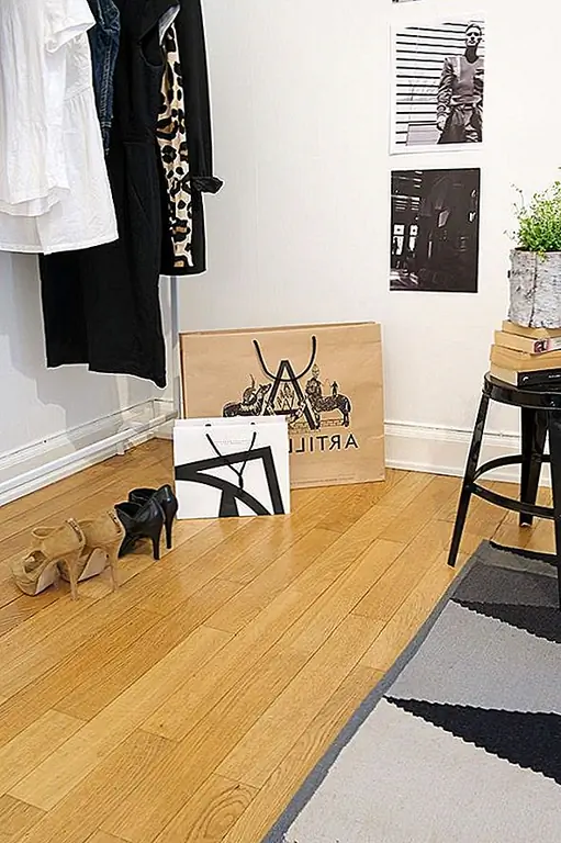 Эти два визуально разделены ковриком. Вы можете видеть, что узор, найденный на коврике, также используется на подушке броска. Рабочая станция очень маленькая и очень простая. Таким образом, это не выделяется много, и фокус падает на зону отдыха