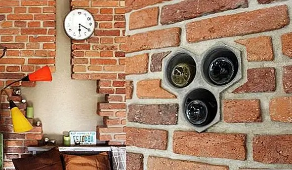 Первоначально спальня должна была быть отдельной комнатой, но в итоге она была просто большим шкафом, который также скрывает спальную зону. На стороне есть полки, которые также можно использовать в качестве этапов. Единственная отдельная комната - ванная комната с раздвижными стеклянными дверями. {Найдена на houzz и изображениях Мартина Хулала}.