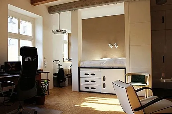 Квартира очень открытая. Жилая площадь и кухня имеют встроенную мебель, открытые балки, кирпичные стены и простую мебель. В стене есть отверстия, которые были обнаружены во время ремонта и которые владельцы решили сохранить и использовать в качестве хранилища вина. Это открытое пространство также включает в себя рабочее место и уютный уголок для чтения.