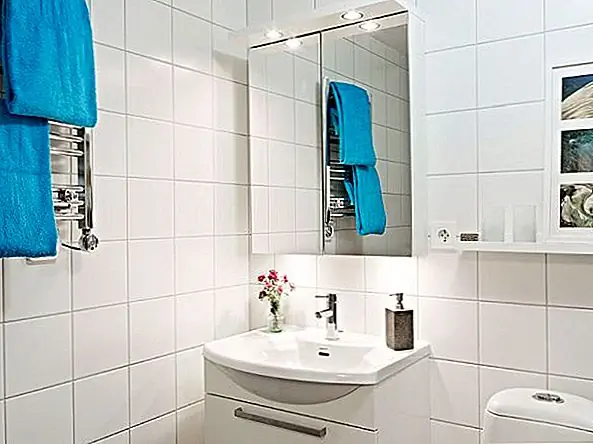 Кухня имеет два ряда полноразмерных подвесных шкафов, и они обеспечивают множество вариантов хранения и выглядят красиво в сочетании с огромными потолками. Кухня также оборудована приборами из нержавеющей стали. Спальня просторная и может легко разместить двуспальную кровать. Он также имеет высокие потолки, а также встроенный шкаф с раздвижными дверями. В дополнение к этим пространствам, квартира также имеет область, которая первоначально была задумана как дополнительное пространство для хранения, но позже превратилась в уютное пространство, где вы можете расслабиться и даже заснуть. {Найден на stadshem}.