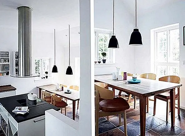 Гостиная / столовая довольно проста: стол с одной стороны окружен желтыми стульями и рядом с камином. Что касается украшений, некоторые из них - трофеи животных, которые владелец привез из охотничьих поездок. Голова оленя, которая висит над шкафом в гостиной, довольно внушительна и немного запугивает, так как она стоит перед столом в обеденном зале. Я бы не ест оленей там, если бы был хозяином. Остальная часть декора проста, а мебель в основном нейтральная. Декорации приносят некоторый цвет, но белый по-прежнему является доминирующим цветовым тоном. {Found on femina}